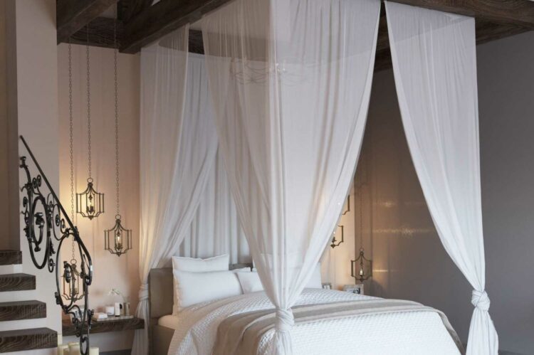 Sypialnia z dużym łóżkiem i baldachimem w tylu glamour